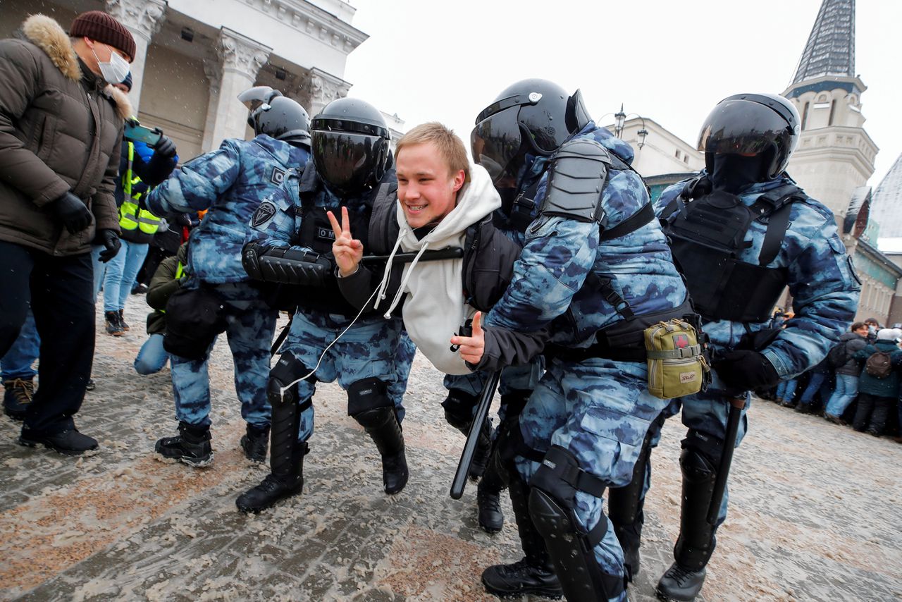 Betogers slingeren door besneeuwd Moskou om oproerpolitie te ontwijken 