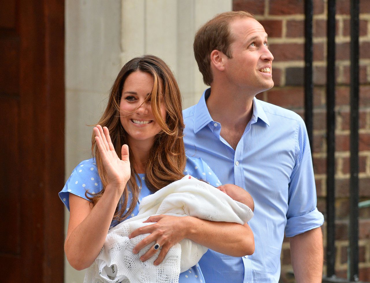 Prins William en Kate tonen hun pasgeboren zoon aan de aanwezige media voor de Lindo Wing van het St Mary's ziekenhuis in Londen.
