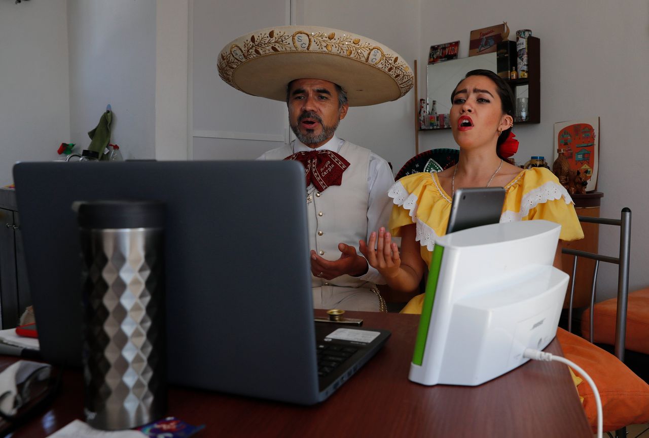 Het mariachi-duo Villa Maria, bestaande uit Sergio Carpio (l) en Melissa Villar is uitgeweken naar internet om ook tijdens de coronacrisis te blijven optreden.