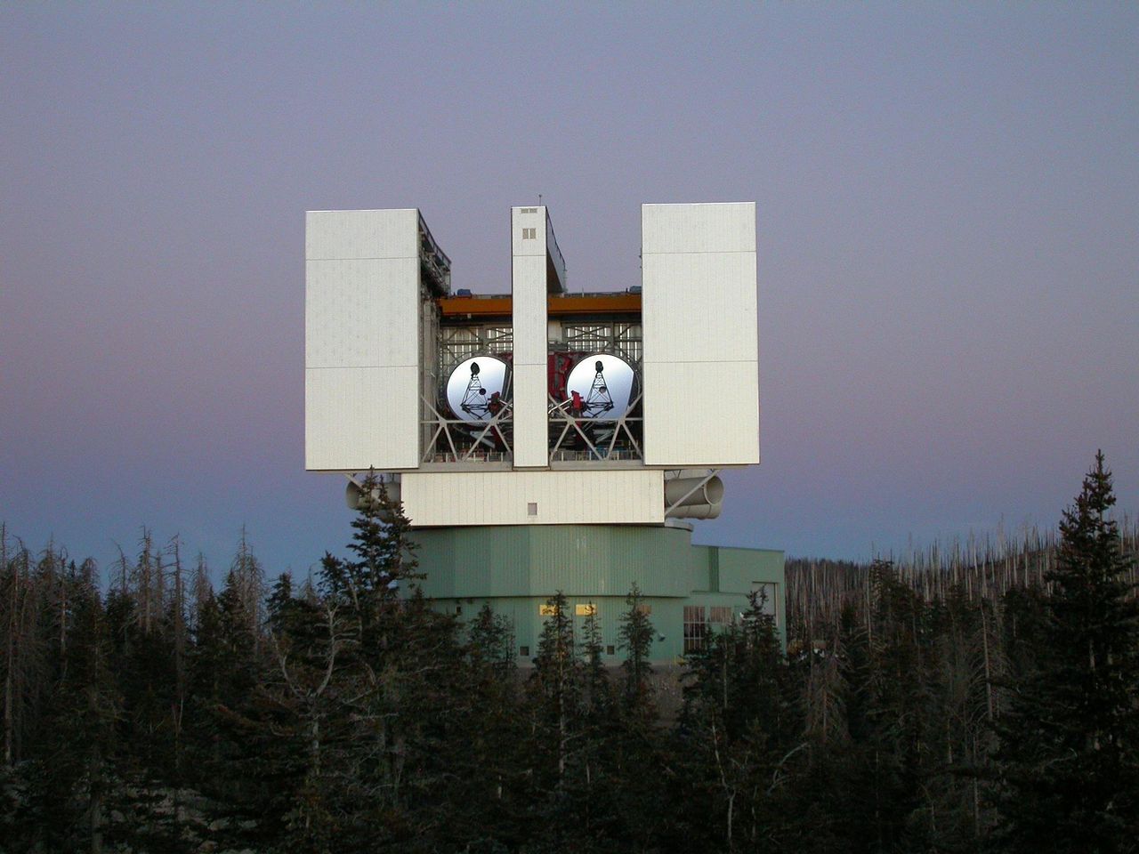 De Large Binocular Telescope Observatory op een berg bij Safford, Arizona. Met deze telescoop werd planetoïde BZ509 in 2015 ontdekt.