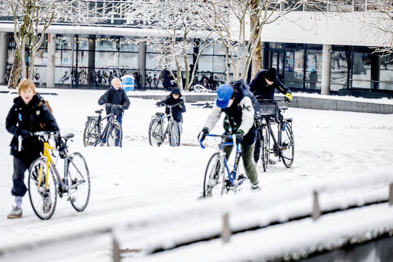 Scholen moeten snel schakelen door sneeuwval: open blijven, dicht gaan of weer online lesgeven