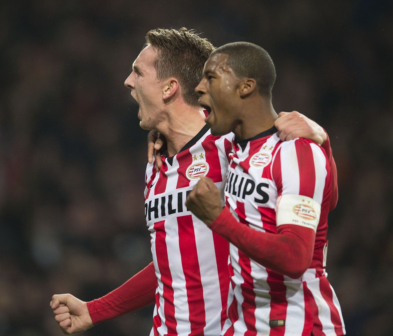 Luuk de Jong en Georginio Wijnaldum van PSV juichen na de 1-1 van De Jong.