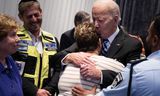 De Amerikaanse president Joe Biden omhelst woensdag de Israëlische Rachel Edri, die door Hamas werd gegijzeld, in Tel Aviv. 