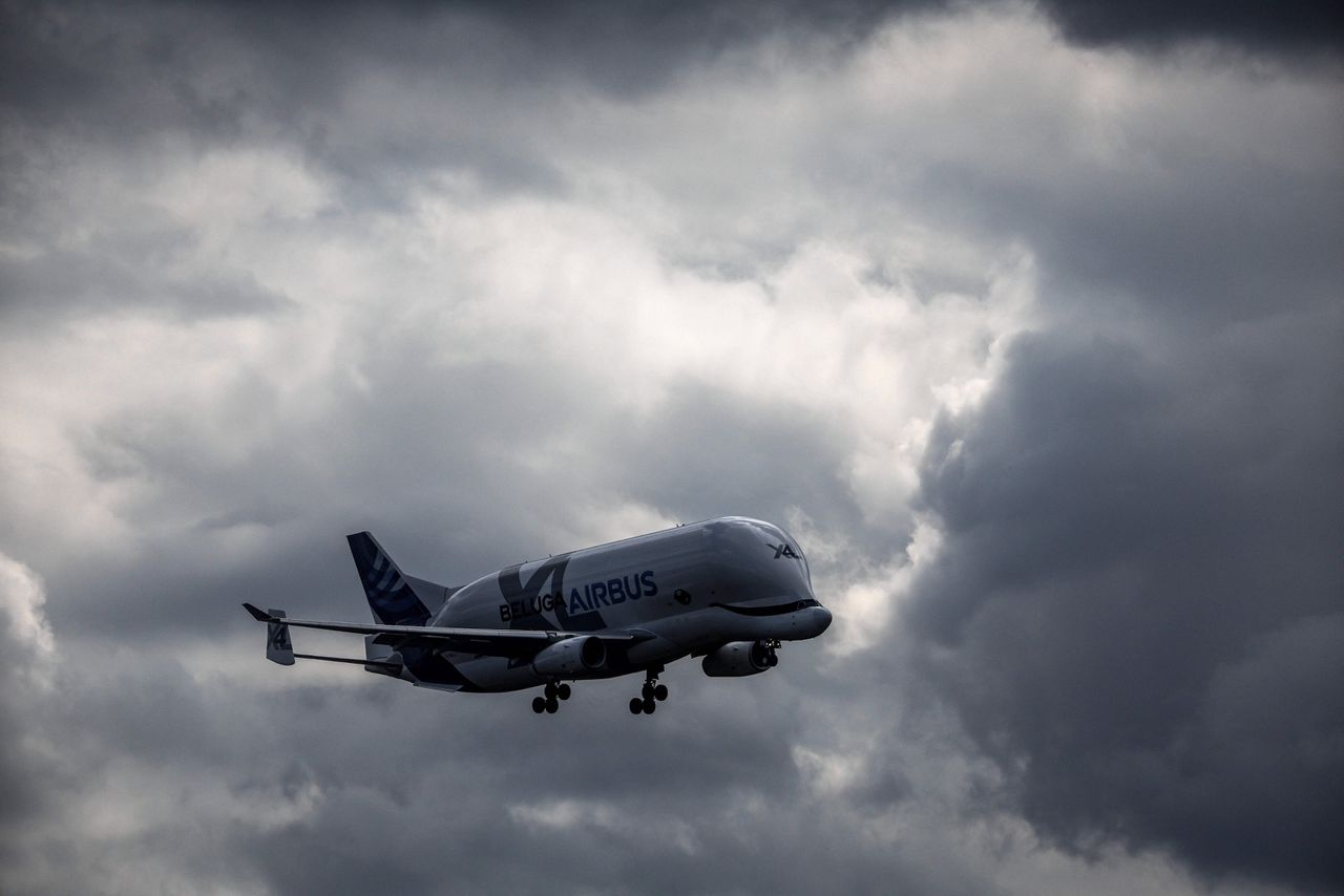 Een Airbus Beluga XL vliegt naar vliegveld Toulouse-Blagnac. De luchtvaart veroorzaakt nu zo'n 3 procent van de wereldwijde CO2-uitstoot.