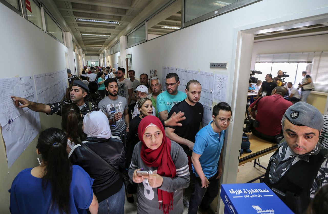 Libanezen staan zondag in de rij om hun stem uit te brengen bij een stemlokaal in Beirut.