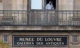 Onderzoek bij een raam van het Louvre. 