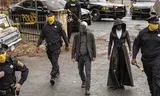 Tim Blake Nelson als Looking Glass en Regina King als Sister Night in de serie Watchmen.