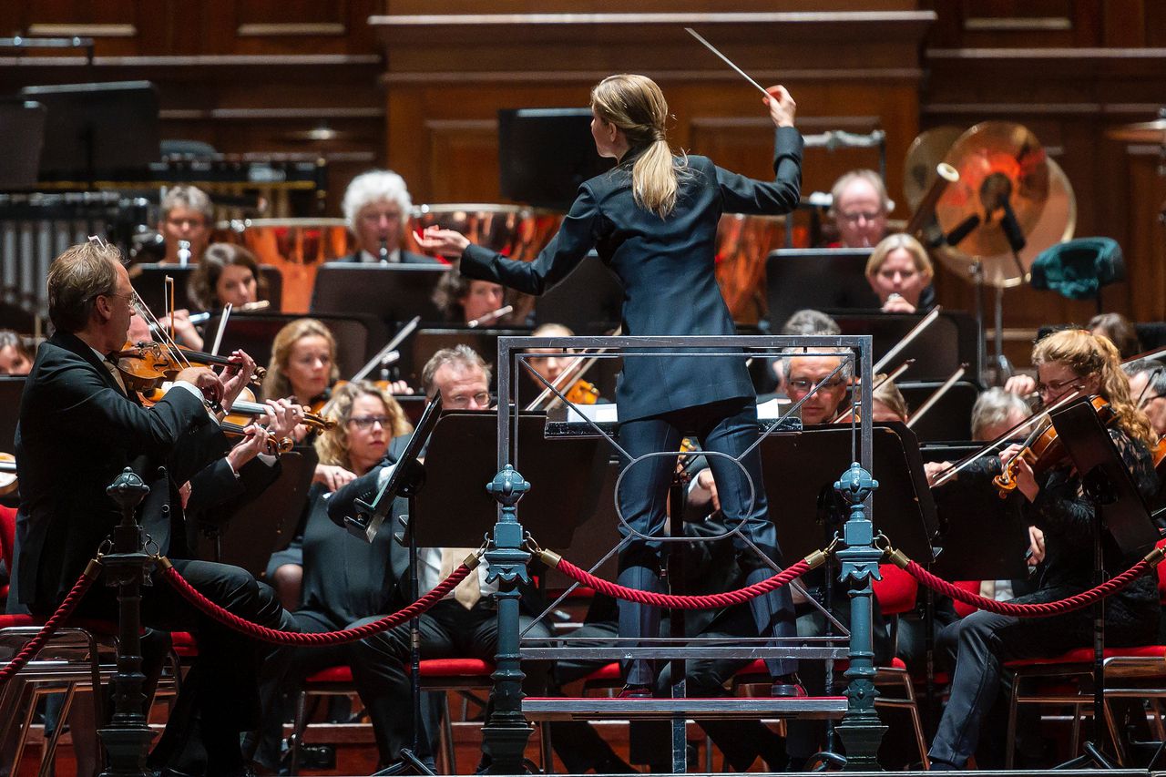 Dirigent Karina Canellakis in het Concertgebouw tijdens haar inauguratieconcert bij het Radio Filharmonisch Orkest. Evert Elzinga/ANP