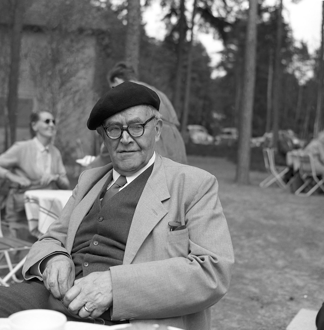 God is God, en daarmee uit - NRC