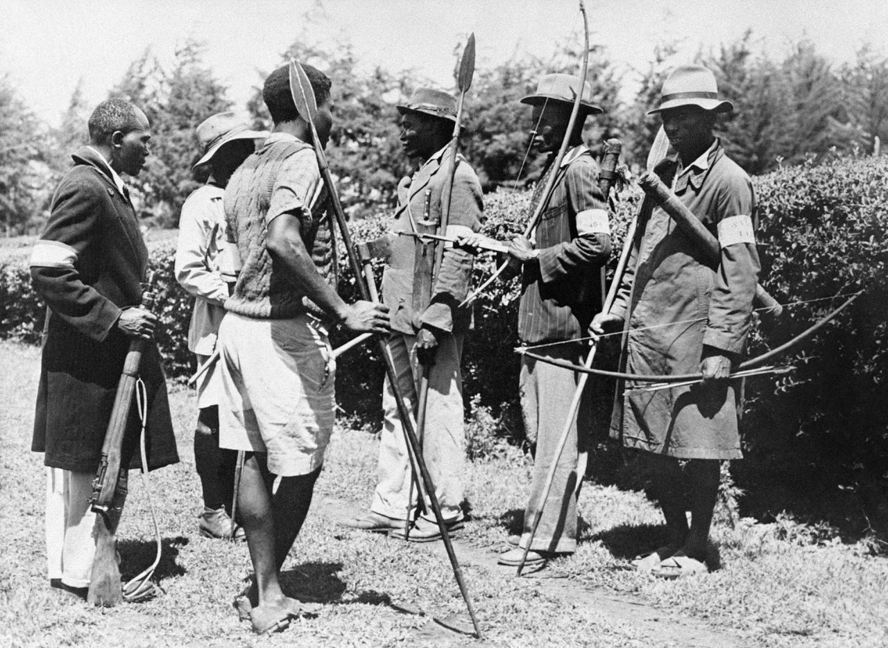Mau Mau-rebellen tijdens de traditionele Kikuyu Spelen in de jaren vijftig in Kenia. De Mau Mau vochten tussen 1952 en 1959 tegen het koloniale regime van de Britten.