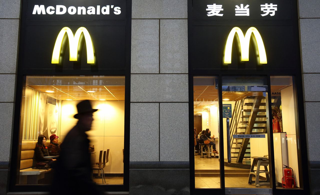 Klanten van een McDonald's in Beijing, gefotografeerd in 2015.