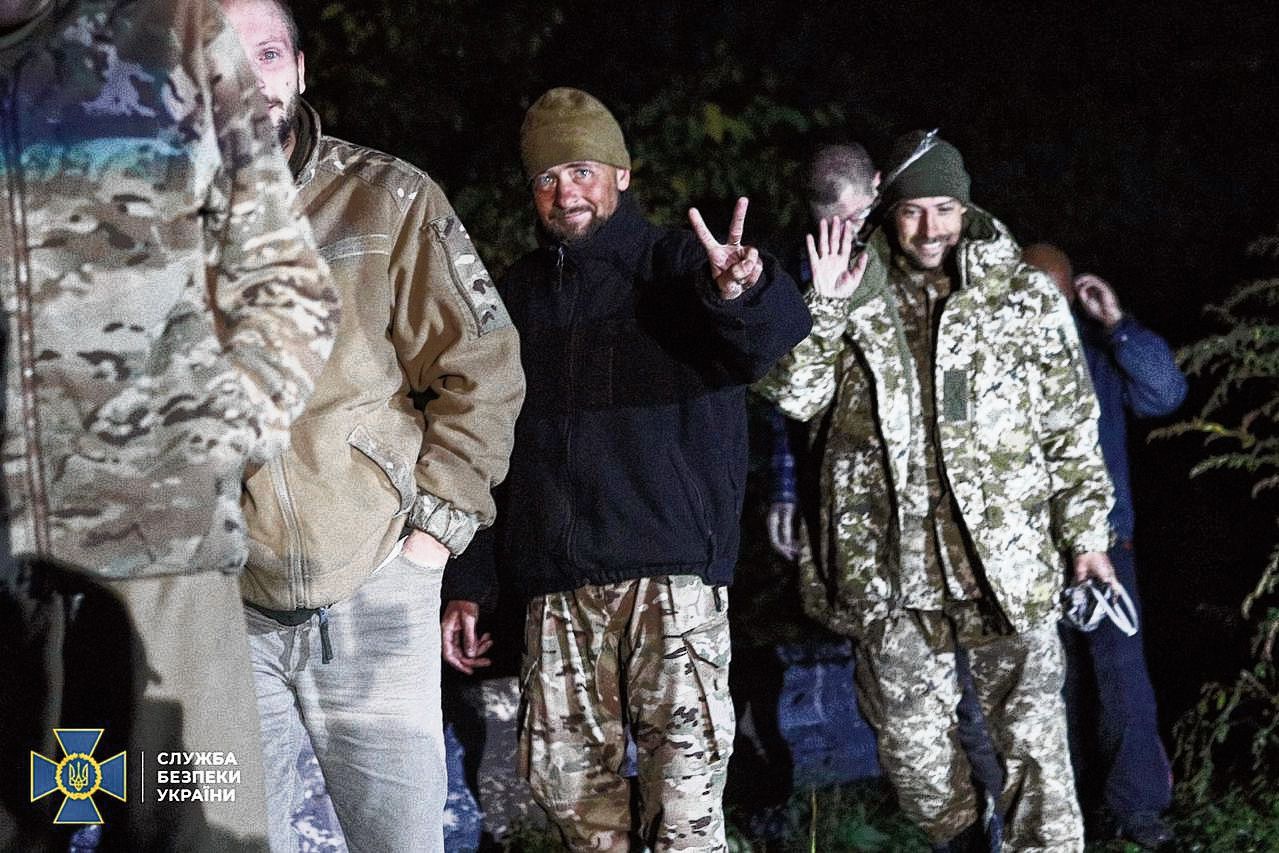 Oekraïense krijgsgevangenen bij hun vrijlating in de regio Tsjernihiv, als gevolg van een grote gevangenenruil op 22 september. Er werden toen 215 Oekraïners geruild tegen 56 Russen en tien buitenlanders.