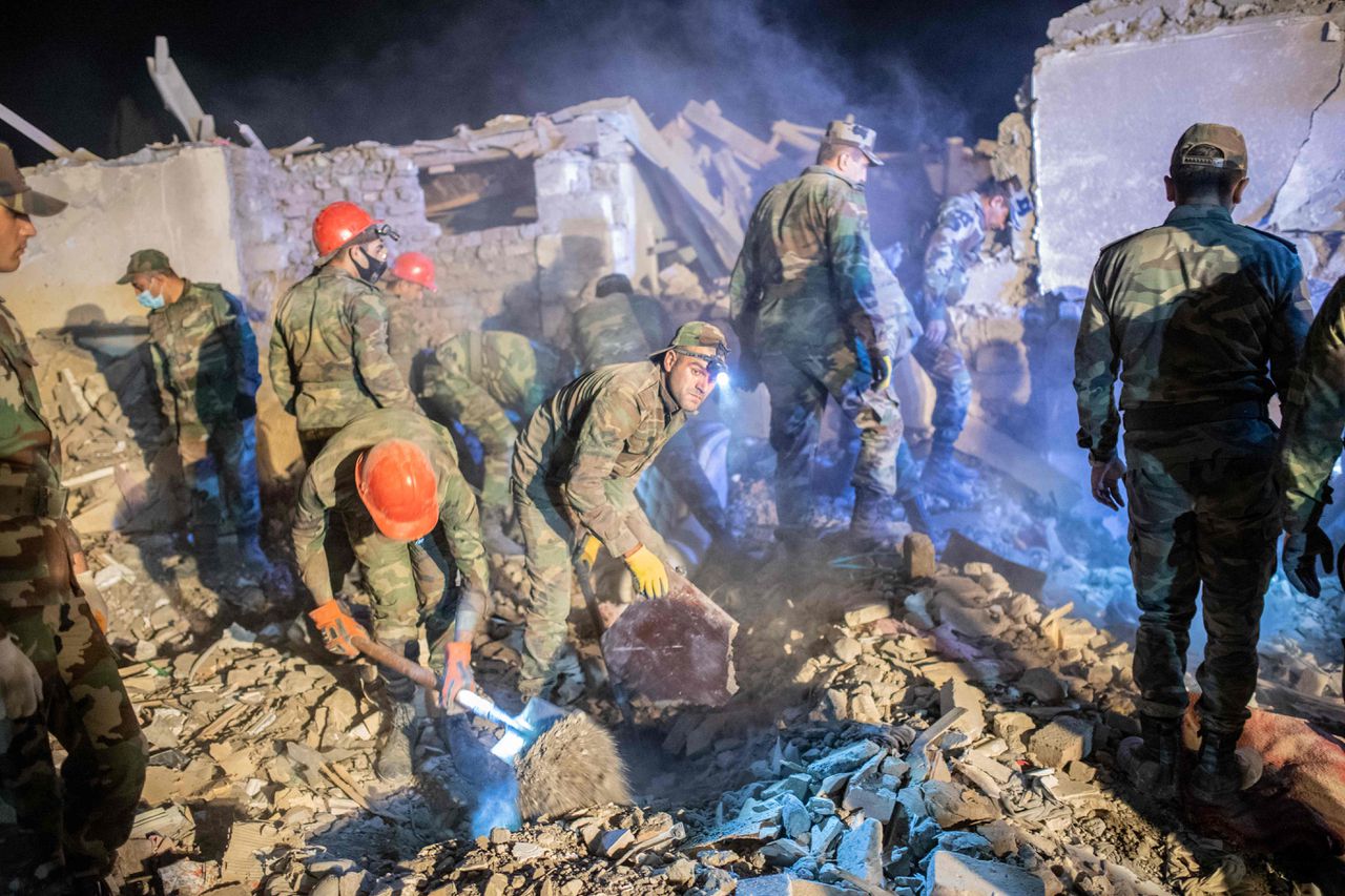 Hulpverleners zijn aanwezig in de stad Ganja in Azerbeidzjan waar twintig appartementencomplexen zouden zijn geraakt bij luchtaanvallen.