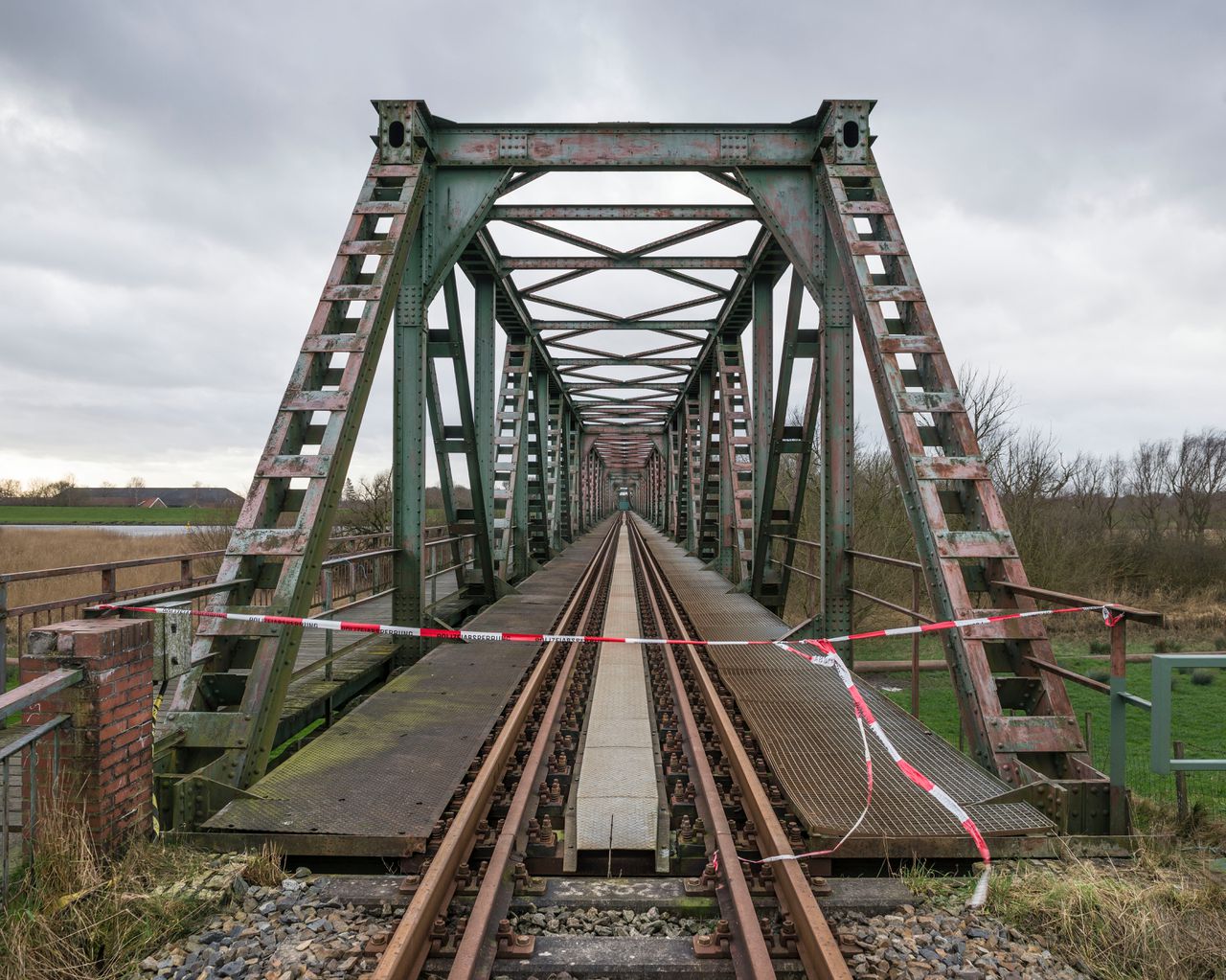 De beschadigde Friesenbrücke over de Eems die een directe spoorverbinding tussen Groningen en Hamburg verhindert.