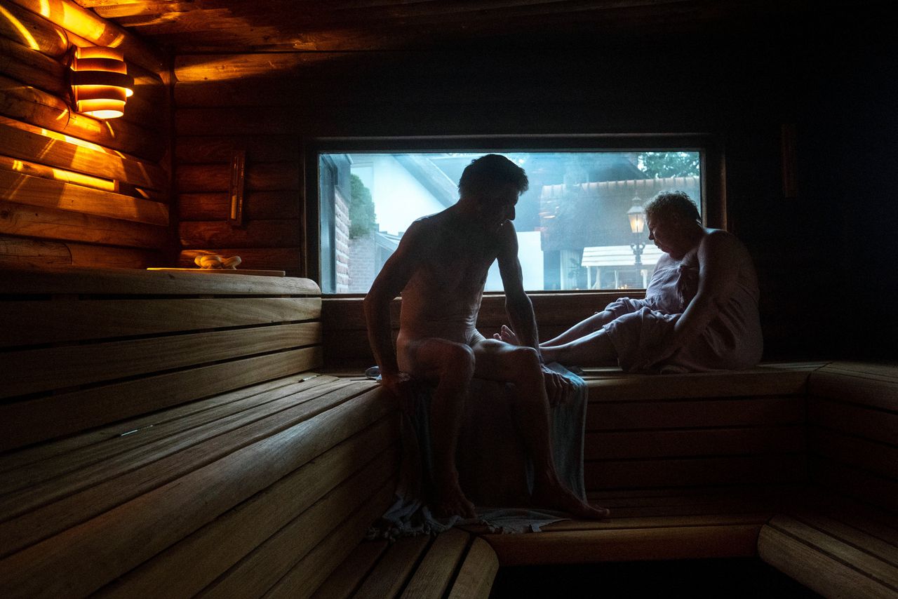 Jeanne en Ton Baltussen uit Bemmel in de 90 graden-sauna van sauna de Heuvelrug in Veenendaal.