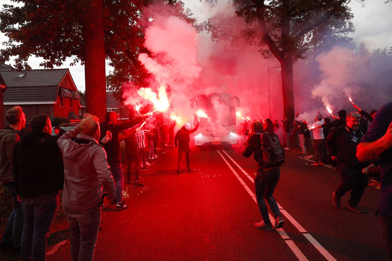 Supporters van Willem II voorafgaand aan de wedstrijd tegen het Schotse Rangers FC.