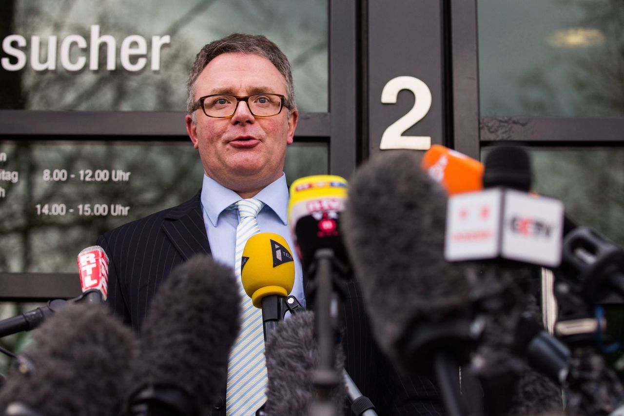 Openbaar aanklager Christoph Kumpa spreekt journalisten toe voor zijn kantoor in Düsseldorf.