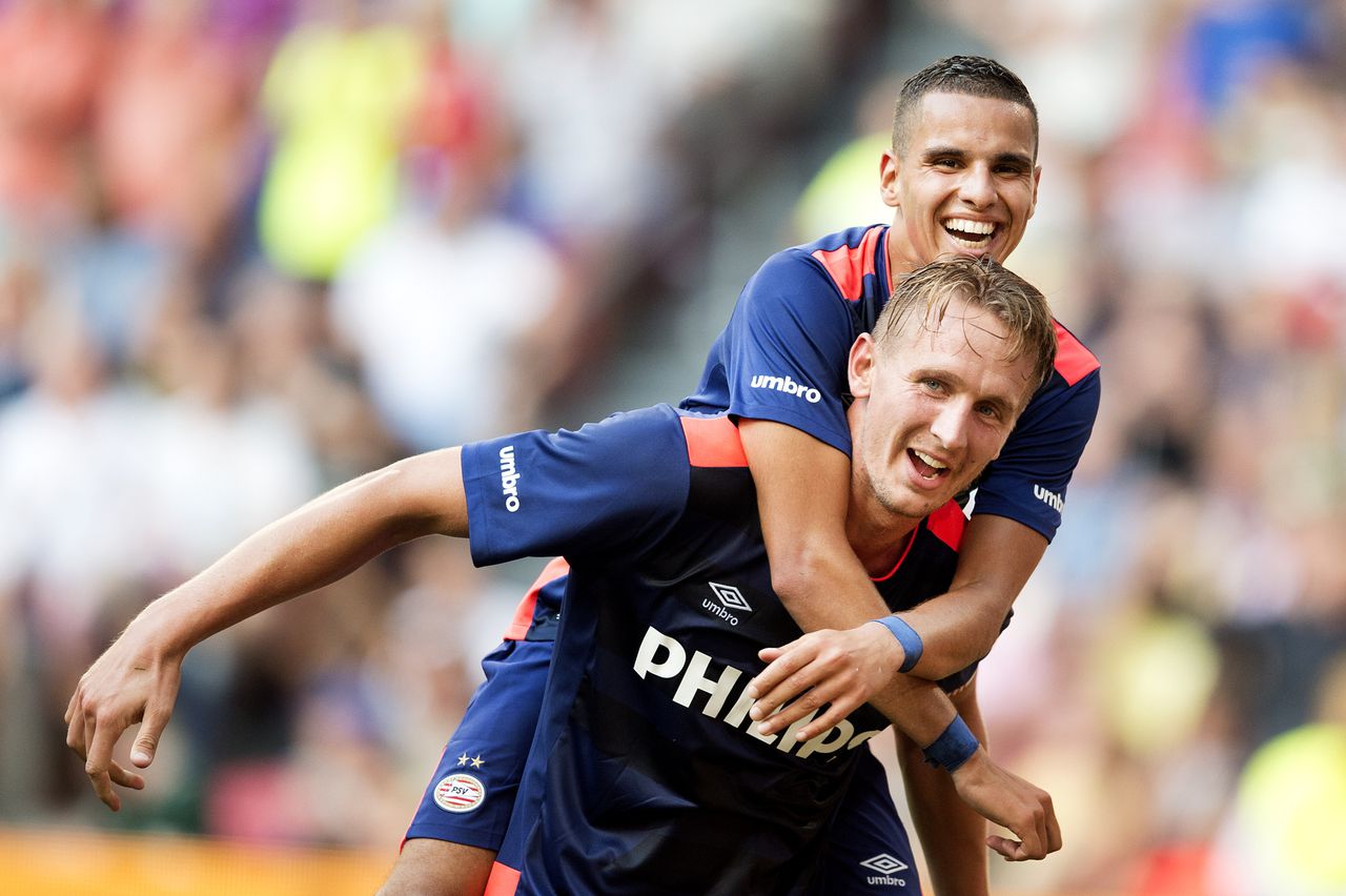 Luuk de Jong heeft de 3-0 voor PSV gescoord en viert dat met Adam Maher.