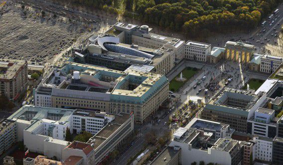 Een luchtfoto van de Britse ambassade (links in het midden), een hotel en de Amerikaanse ambassade (boven in beeld) in Berlijn. Te zien is ook het Holocaust-memorial (linksboven).