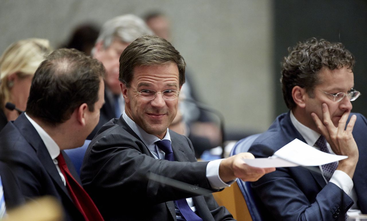 V.l.n.r. minister Asscher van Sociale Zaken, premier Rutte en minister Dijsselbloem van Financiën tijdens de Algemene Politieke Beschouwingen.