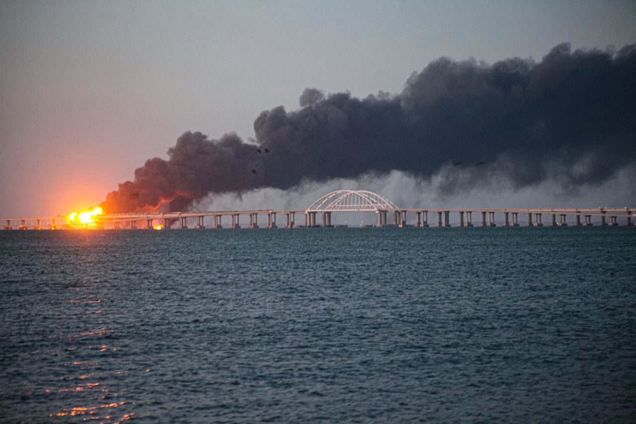 Kwam de explosie op de Krimbrug door een truck, een boot of een raket? 