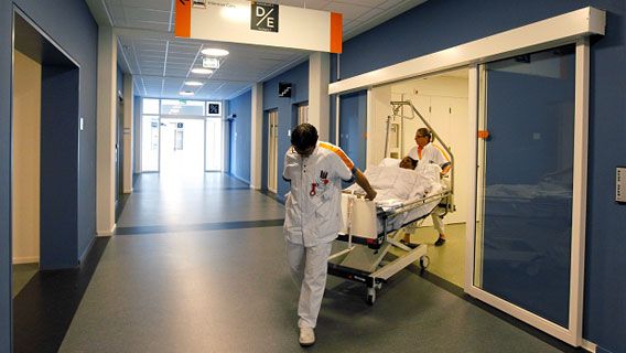 Patiënt veiliger in ziekenhuis als de leiding het goede voorbeeld geeft. Foto NRC / Bas Czerwinski