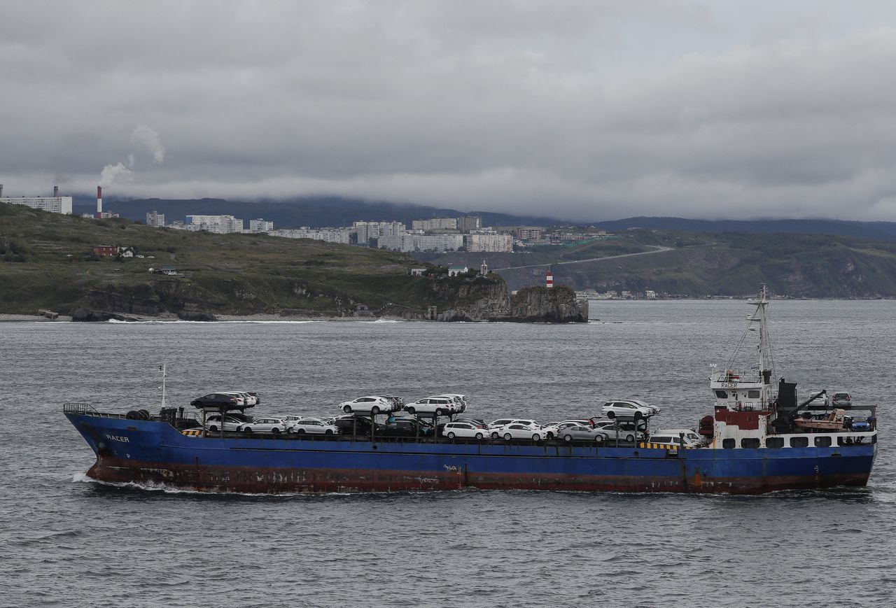 Een schip brengt Japanse auto's naar Vladivostok.