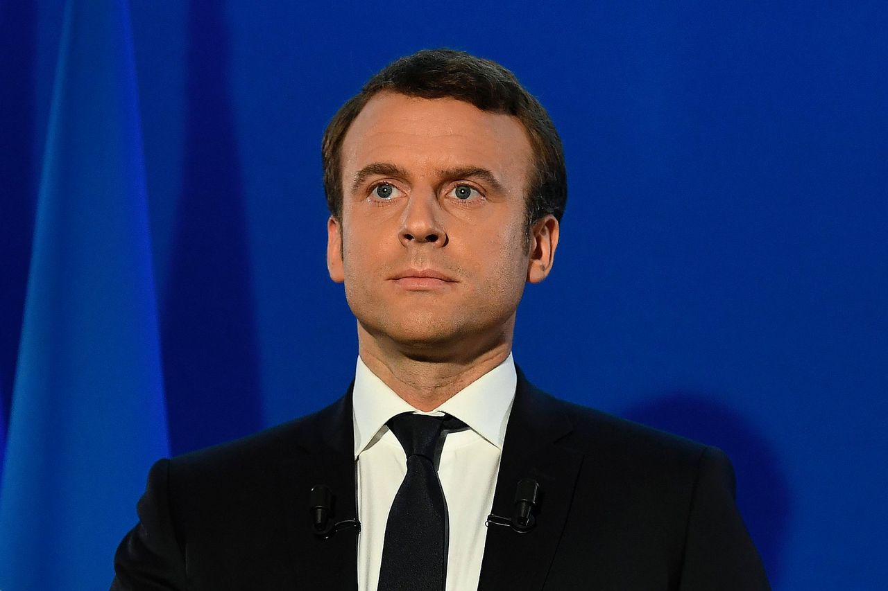 Macron spreekt zijn aanhang toe na zijn overwinning in de tweede ronde van de Franse presidentsverkiezingen.