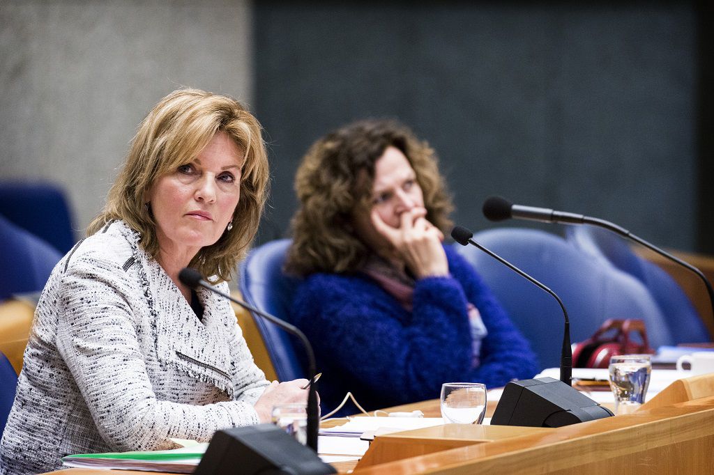 D66-Kamerlid Pia Dijkstra in eerder Kamerdebat over orgaandonatie, met rechts van haar minister van Volksgezondheid Edith Schippers.