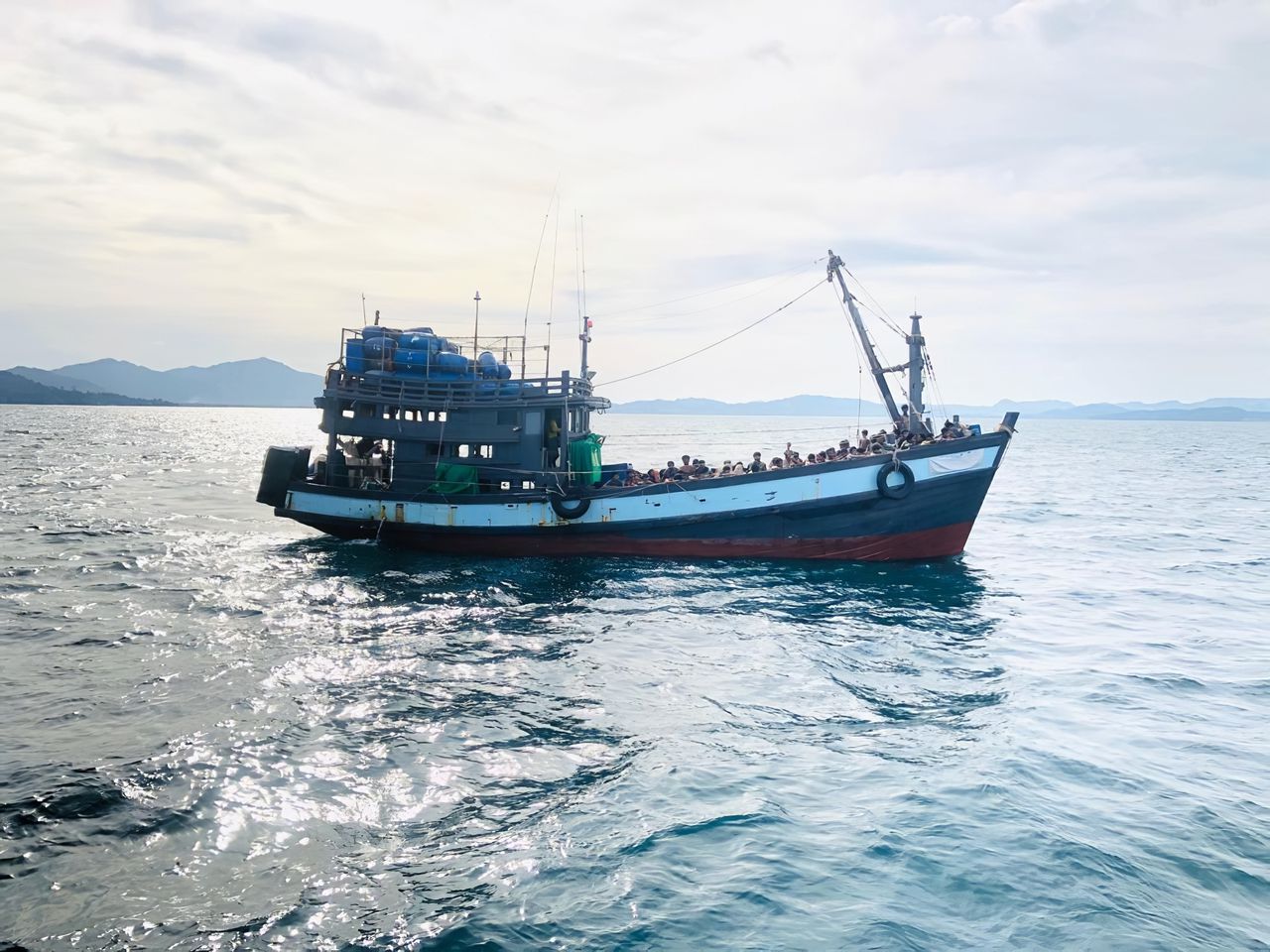 Begin deze maand trof de Maleisische kustwacht ook al een boot aan met Rohingya migranten. Alle 202 opvarenden werden toen gearresteerd.