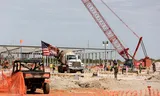 Het stalen example van een datacenter voor OpenAI wordt opgetuigd in Texas. 