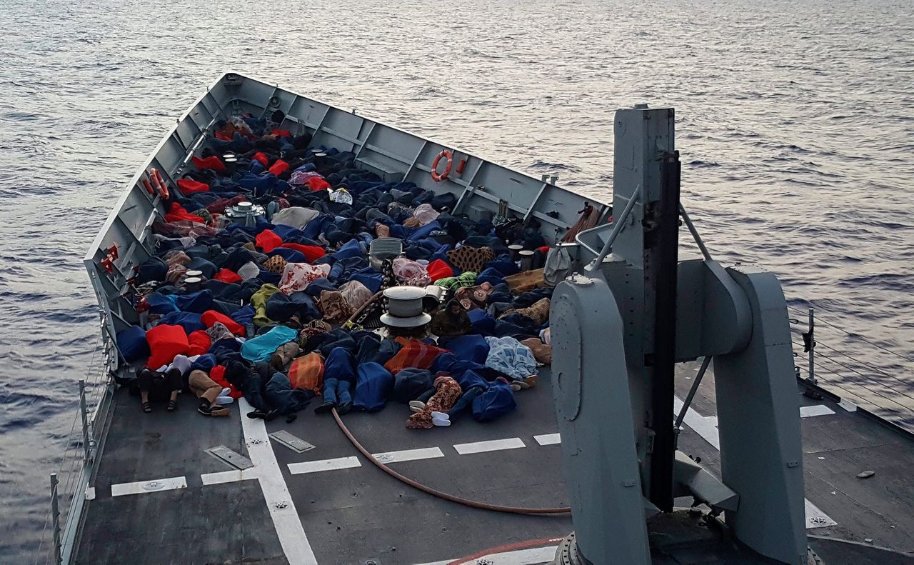 Migranten op het Spaanse schip 'Reina Sofia' vlak bij de Italiaanse kust tijdens de Operatie Sophia, in 2016.