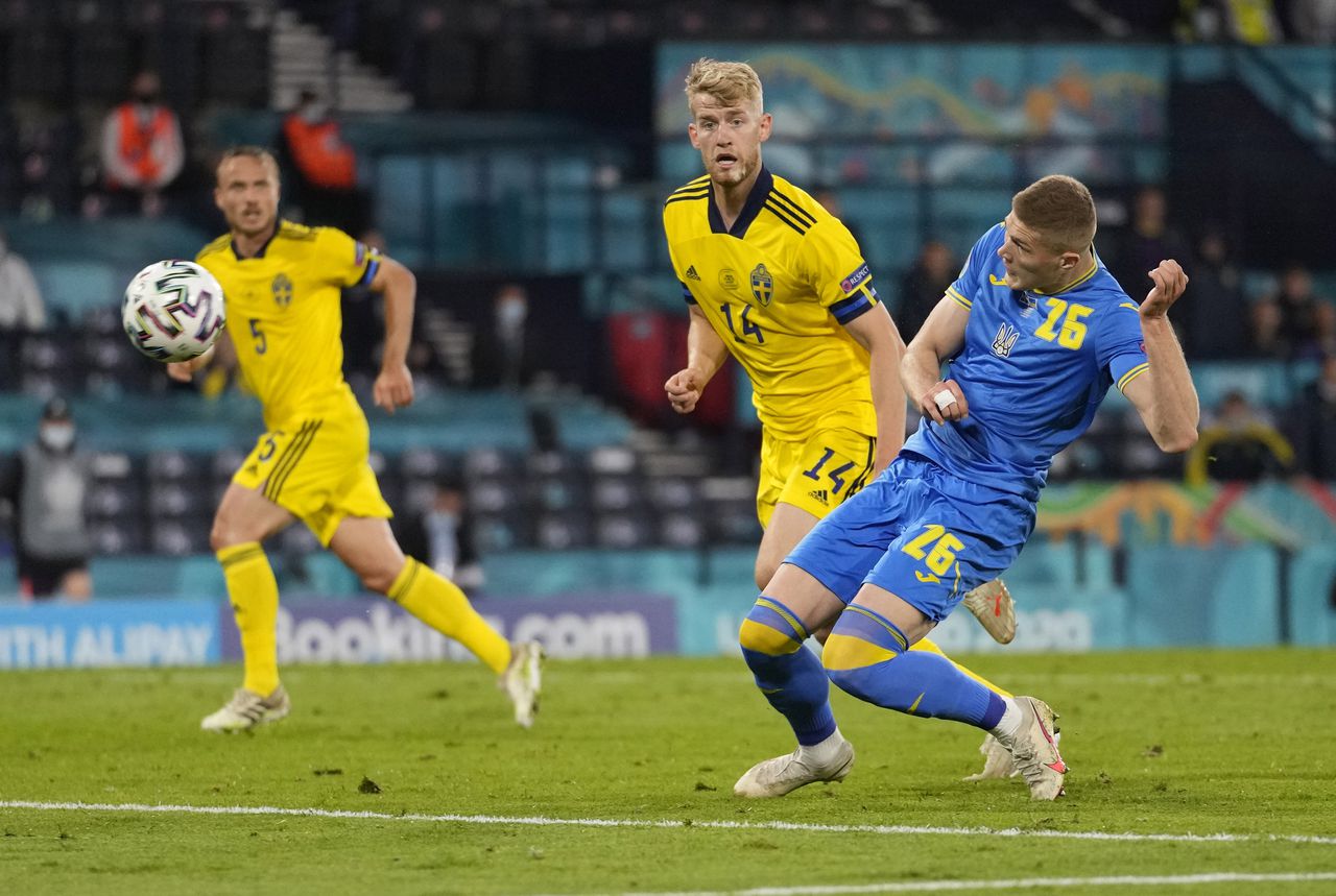 Artem Dovbyk (rechts) brengt vlak voor het eindsignaal de score voor Oekraïne op 2-1 tegen Zweden, dinsdag in Glasgow.
