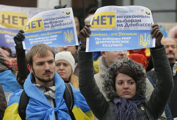 Mensen uit Oost-Oekraïne protesteren tegen de verkiezingen van de rebellen
