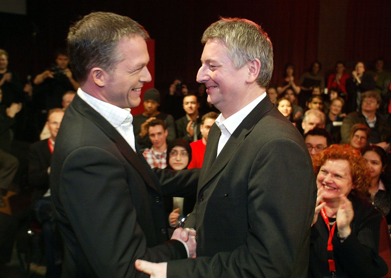 Op deze archieffoto uit 2003 schudt Steve Stevaert (rechts) als minister de hand van zijn collega Wouter Bos.