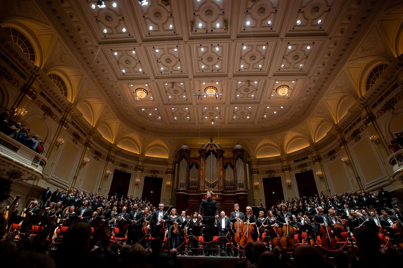 Het Nederlands Philharmonisch Orkest olv Marc Albrecht voert Mahlers Achtste symfonie uit in Het Concertgebouw, Amsterdam, afgelopen zaterdag.