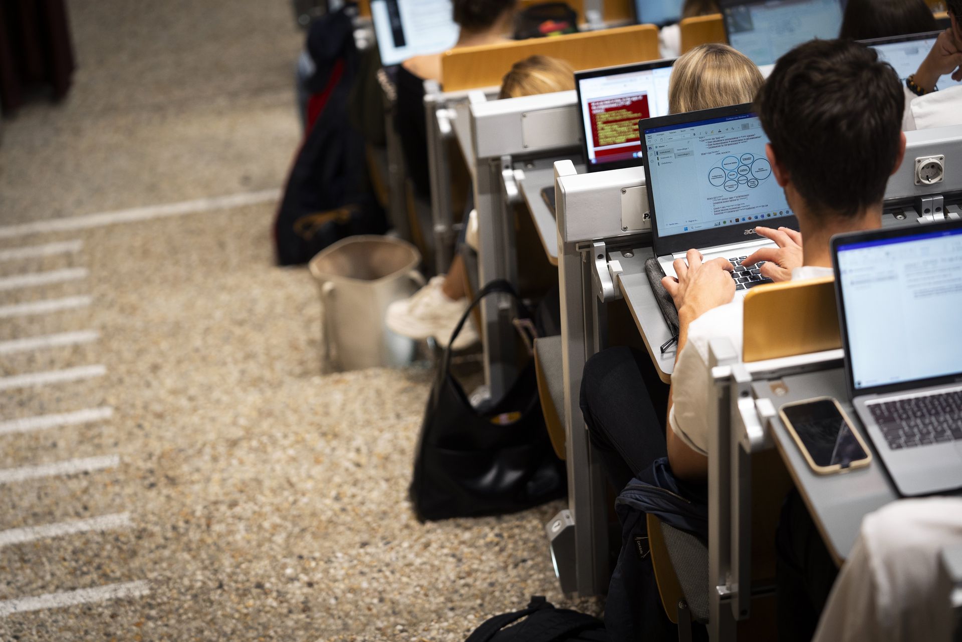 Onderwijsminister Bruins strenger op Engels in het hoger onderwijs