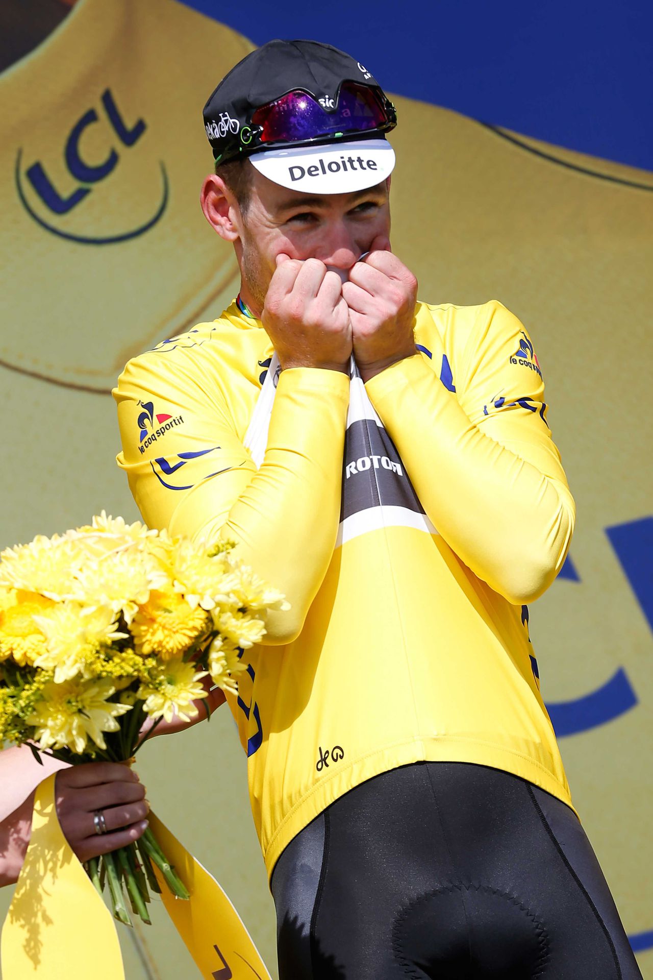 Mark Cavendish viert zijn gele trui op het podium na de eerste etappe van de Tour de France tussen Mont-Saint-Michel en Utah Beach.