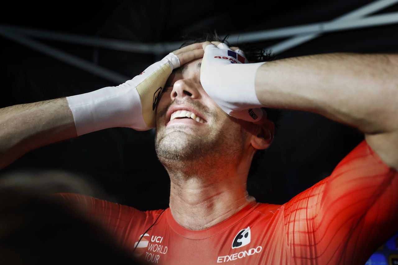 Tom Dumoulin op het moment dat hij beseft dat hij de Ronde van Italië heeft gewonnen.