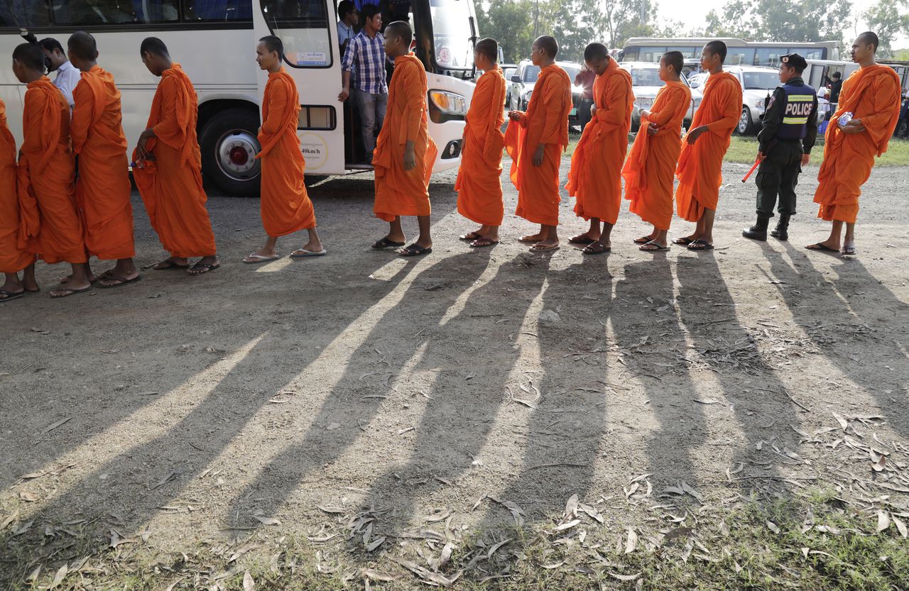 Boeddhistische monniken in de rij voor het tribunaal. Onder het bewind van Pol Pot werden naar schatting 50.000 van hen gedood.