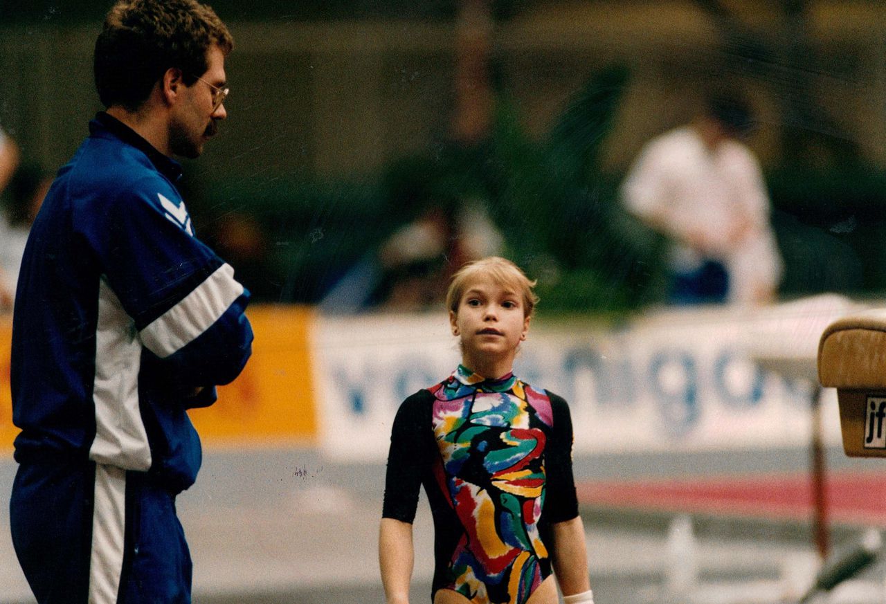 Oud-turnster Stasja Köhler in 1991 met trainer Gerrit Beltman.