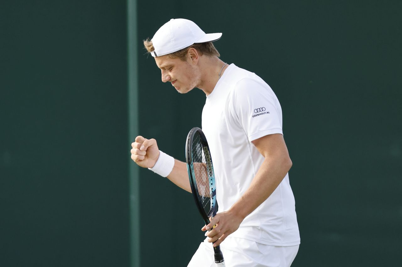 Debutant Van Rijthoven overtuigend naar tweede ronde Wimbledon 