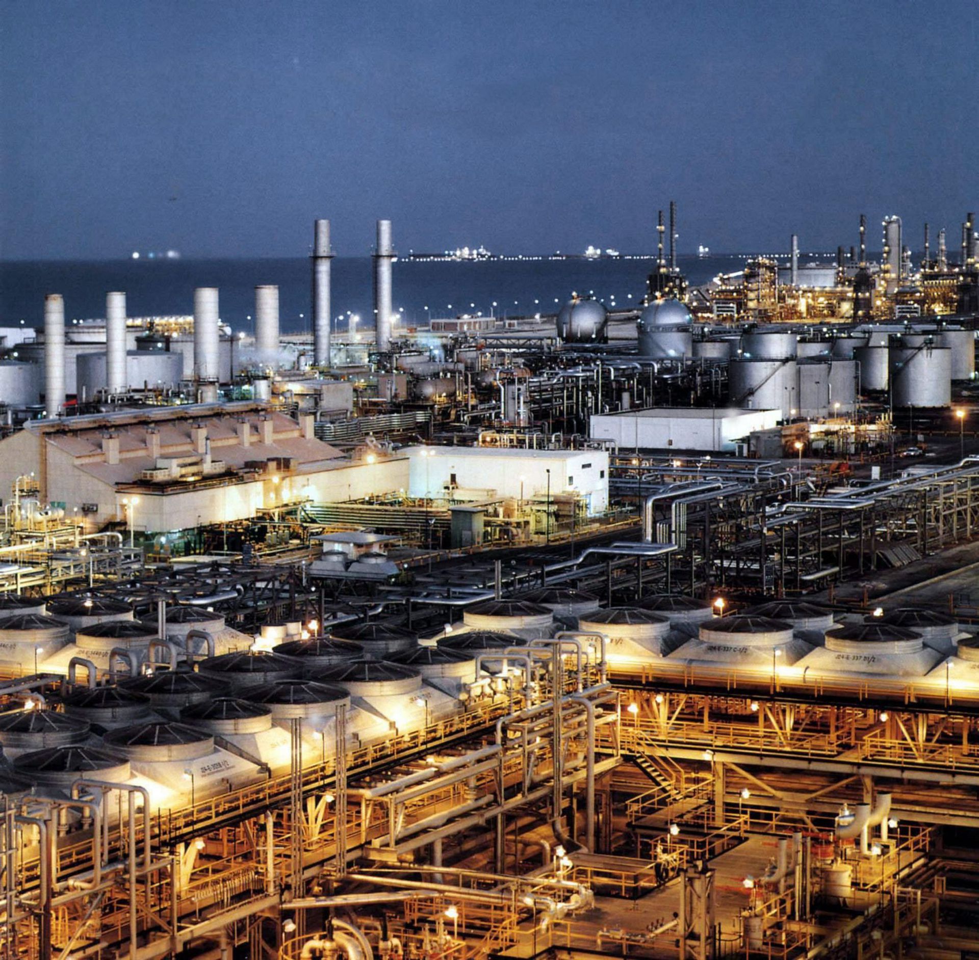 Саудовская аравия производство. Саудовская Аравия нефтедобыча. Химический завод Саудовской Аравии. НПЗ Саудовской Аравии. Нефтеперерабатывающий завод США.