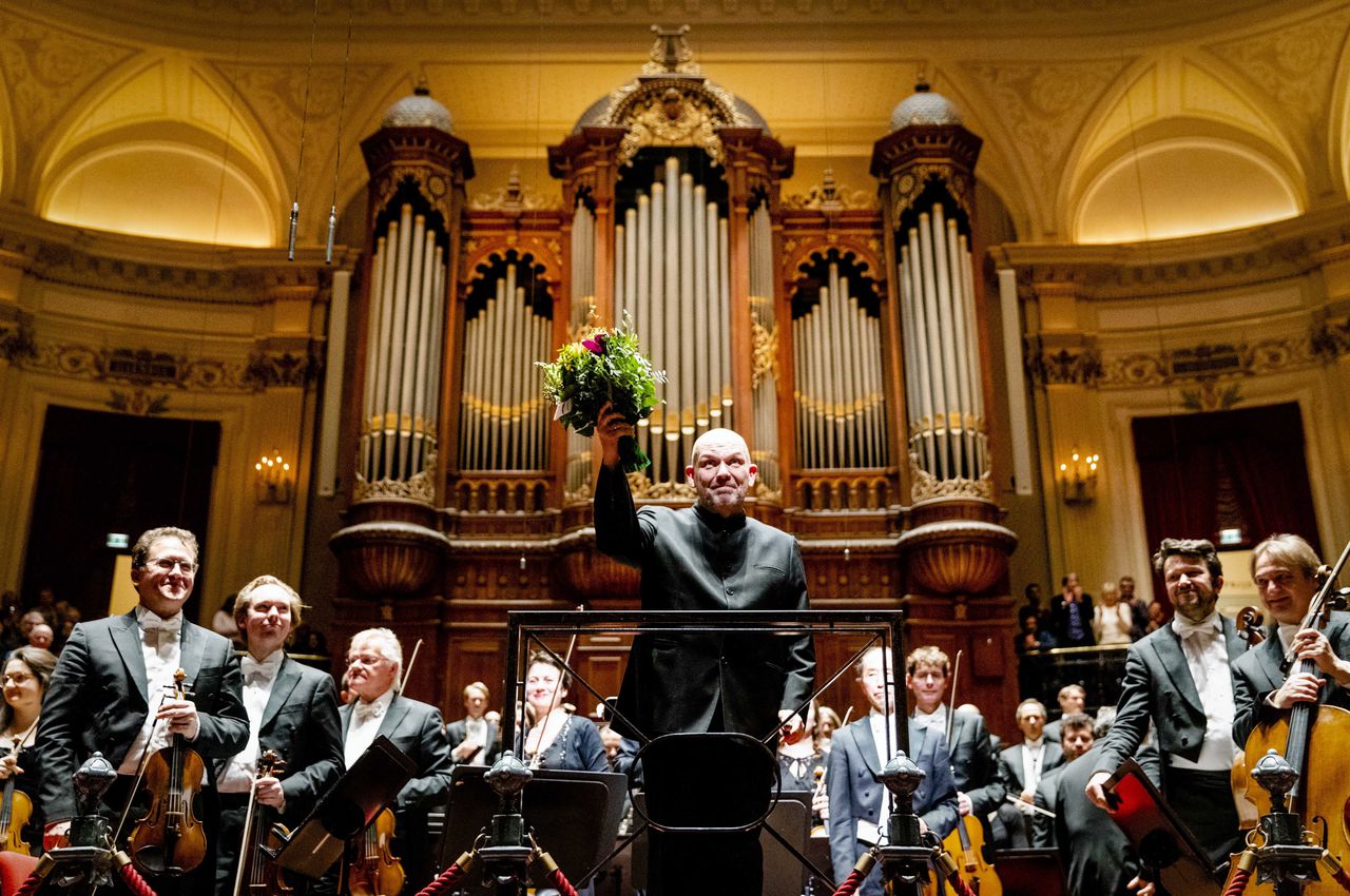 Jaap van Zweden tijdens het slotapplaus in het Koninklijk Concertgebouw in Amsterdam, waar hij de Willem Mengelberg-versie van de Mahlers ‘Tiende symfonie’ dirigeerde.
