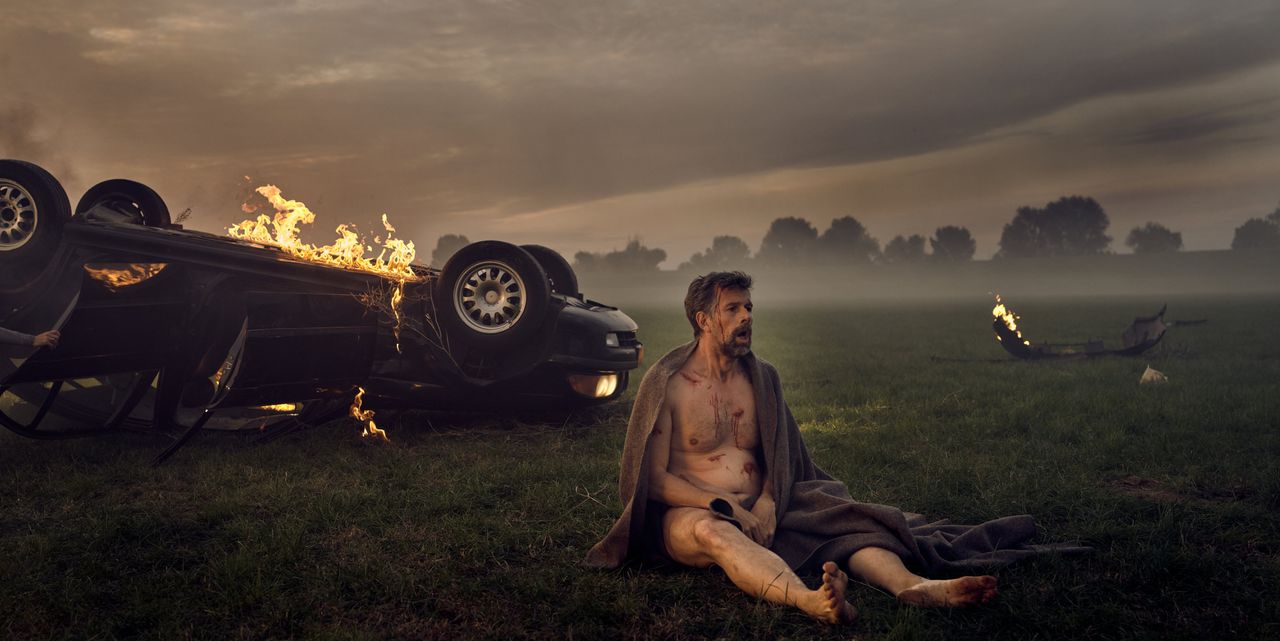 Filmregisseur Boy Talma (Johan Heldenbergh) droomt over een auto-ongeluk, in ‘Sisyphus at Work’.