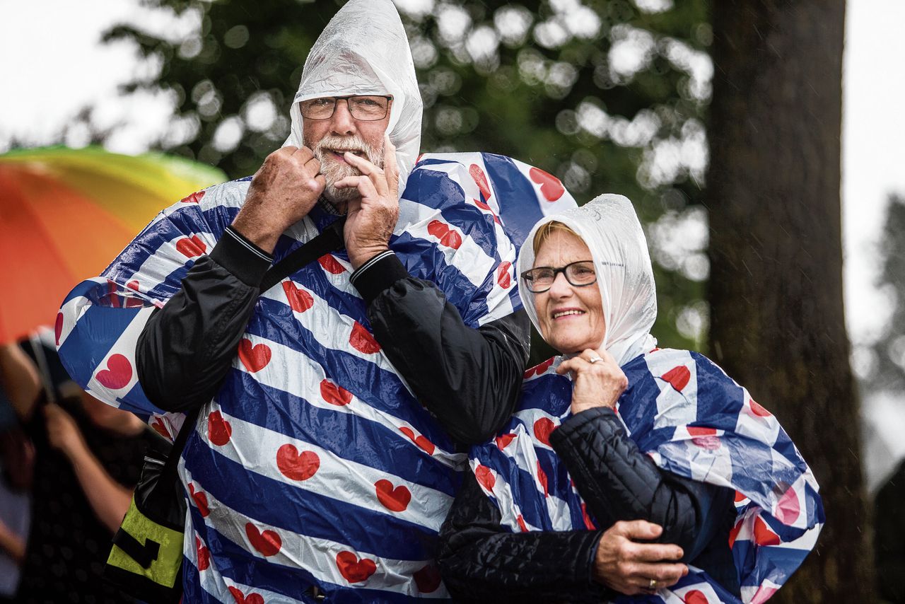 Bezoekers kijken vanaf de kade van Langweer naar de skûtsjes tijdens het traditionele skûtsjesilen.