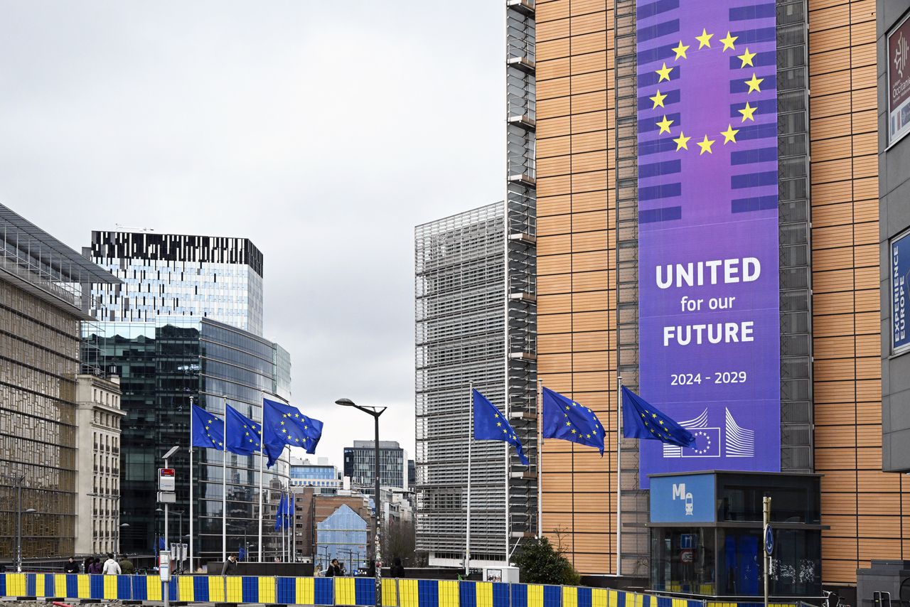 Het hoofdkantoor van de Europese Commissie in Brussel. Apple en Meta krigen boetes voor het schenden van Europese digitale marktregels. Foto Peter Hilz / ANP / Hollandse Hoogte