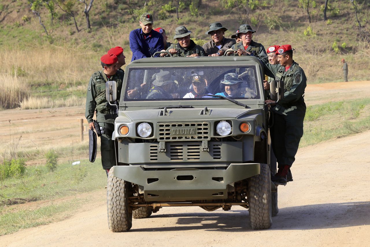 De Venezolaanse president Nicolas Maduro rijdt een militair voertuig op zaterdag bij een trainingscentrum.