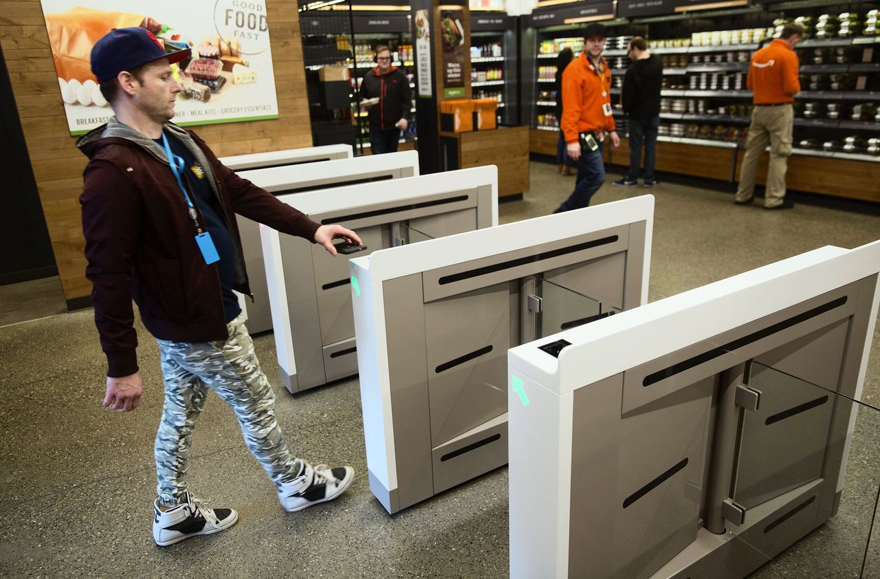 Na meer dan een jaar testen opent Amazon maandag de eerste kassaloze supermarkt in Seattle.