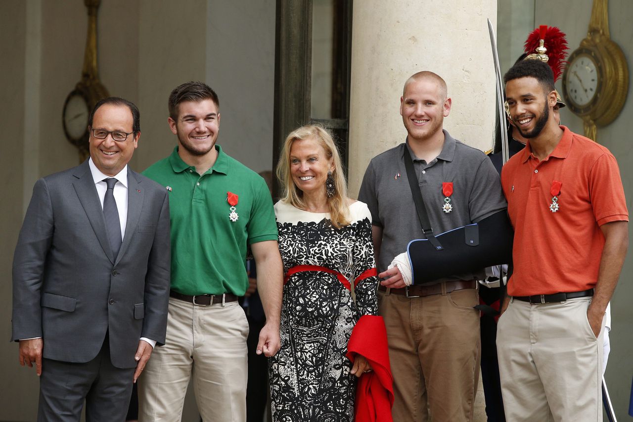 De Franse president François Hollande met de Amerikanen Alek Skarlatos, Spencer Stone En Anthony Sadler. In het midden de Amerikaanse ambassadeur Jane Hartley.